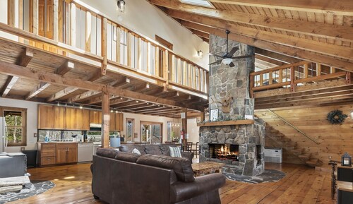 Peaceful Cabin - 10 Acres - Wildlife - Hot Tub - Huge Fireplace - Protected Land