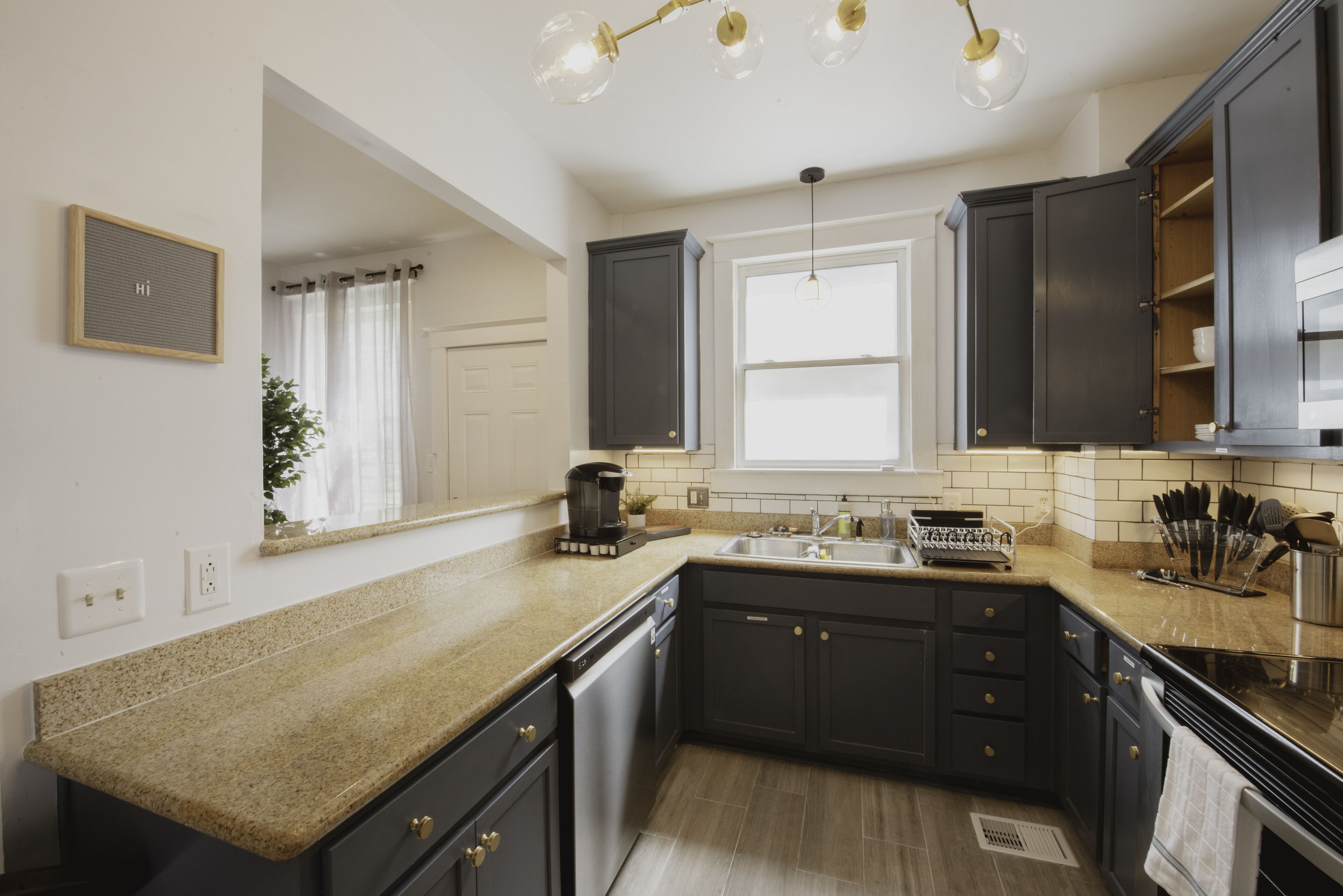 Frigorífico, microondas, horno y placa de cocina