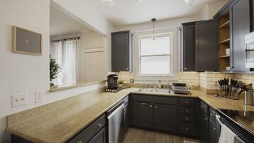 Frigorífico, microondas, horno y placa de cocina