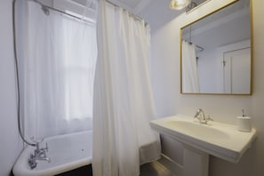 Suihku, hiustenkuivaaja, pyyhkeet, saippua