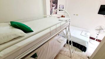 Habitación triple familiar | Ropa de cama de alta calidad y edredones de plumas