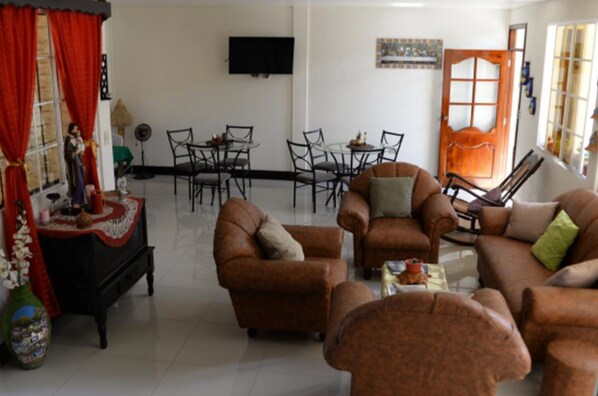 Petit déjeuner complet compris tous les jours