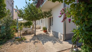 Outdoor dining - A1 - apt near beach with patio, parking and grill  (Stobreč)