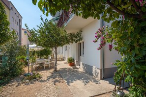 Outdoor dining - A1 - apt near beach with patio, parking and grill  (Stobrec)