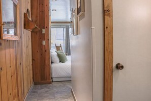 Silitysrauta/-lauta, ilmainen Wi-Fi, vuodevaatteet