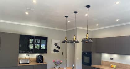 Authentic and superb property located in Beaune with swimming pool, tennis court, petanque area.