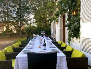 Outdoor dining - Authentic and superb property located in Beaune with swimming pool, tennis court, petanque area. (Beaune)