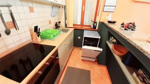 Fridge, oven, stovetop, dishwasher