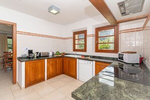 Geladeira, micro-ondas, fogão, lava-louças