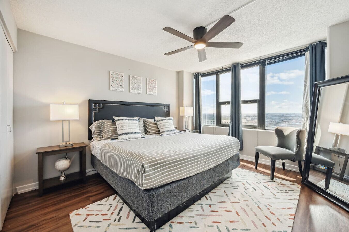 2 soverom, skrivebord, strykejern/-brett og reiseseng for barn