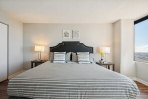 2 bedrooms, desk, iron/ironing board, travel crib - MICH AVE Downtown 2bd, Grant Park Museums 25 (Chicago)