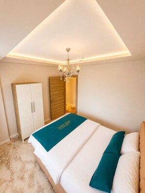 Ein Schlafzimmer mit einem Bett, einem Kleiderschrank, einem Spiegel und einer Kandelaber.