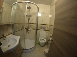Ático, 2 habitaciones, vistas al lago | Baño | Cabezal de ducha tipo lluvia y artículos de higiene personal gratuitos