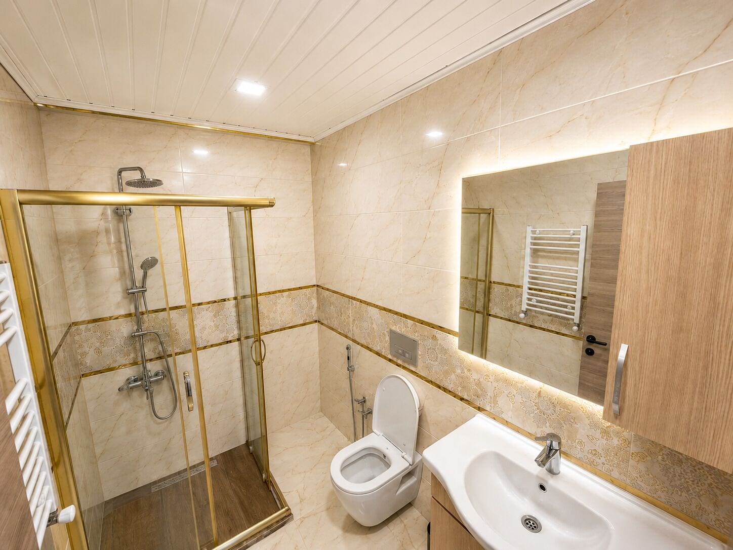 Apartment, 3 Bedrooms, Lake View | Bathroom | Rainfall showerhead, free toiletries, hair dryer, slippers