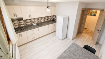 Apartment, 3 Bedrooms, Lake View | Private kitchen