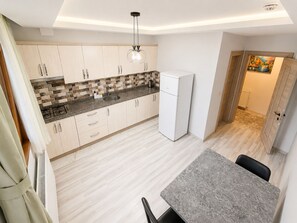 Apartment, 3 Bedrooms, Lake View | Private kitchen | Mini-fridge, microwave, stovetop, cookware/dishes/utensils - Auga Apart (Çaykara)
