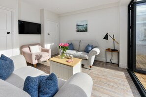 TV connectée, cheminée, livres