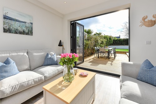 Beautifully refurbished holiday home in the centre of Abersoch with parking.