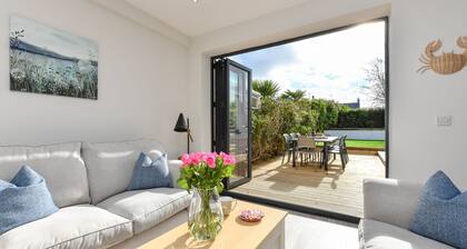 Beautifully refurbished holiday home in the centre of Abersoch with parking.