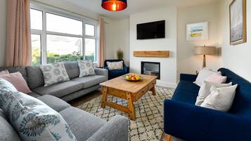 Smart-tv, een open haard en boeken