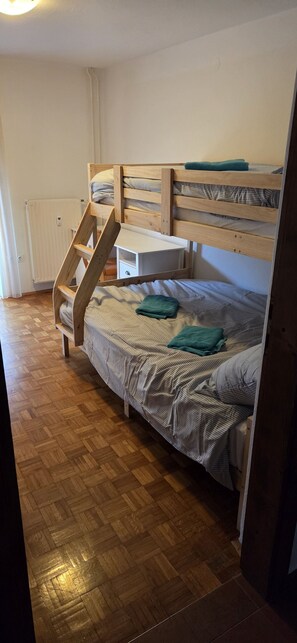2 chambres, fer et planche à repasser, Wi-Fi gratuit, draps fournis