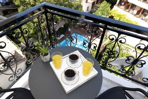 تناول الطعام بالخارج