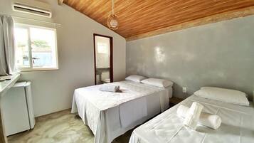 Una habitación con dos camas, un escritorio y una ventana.