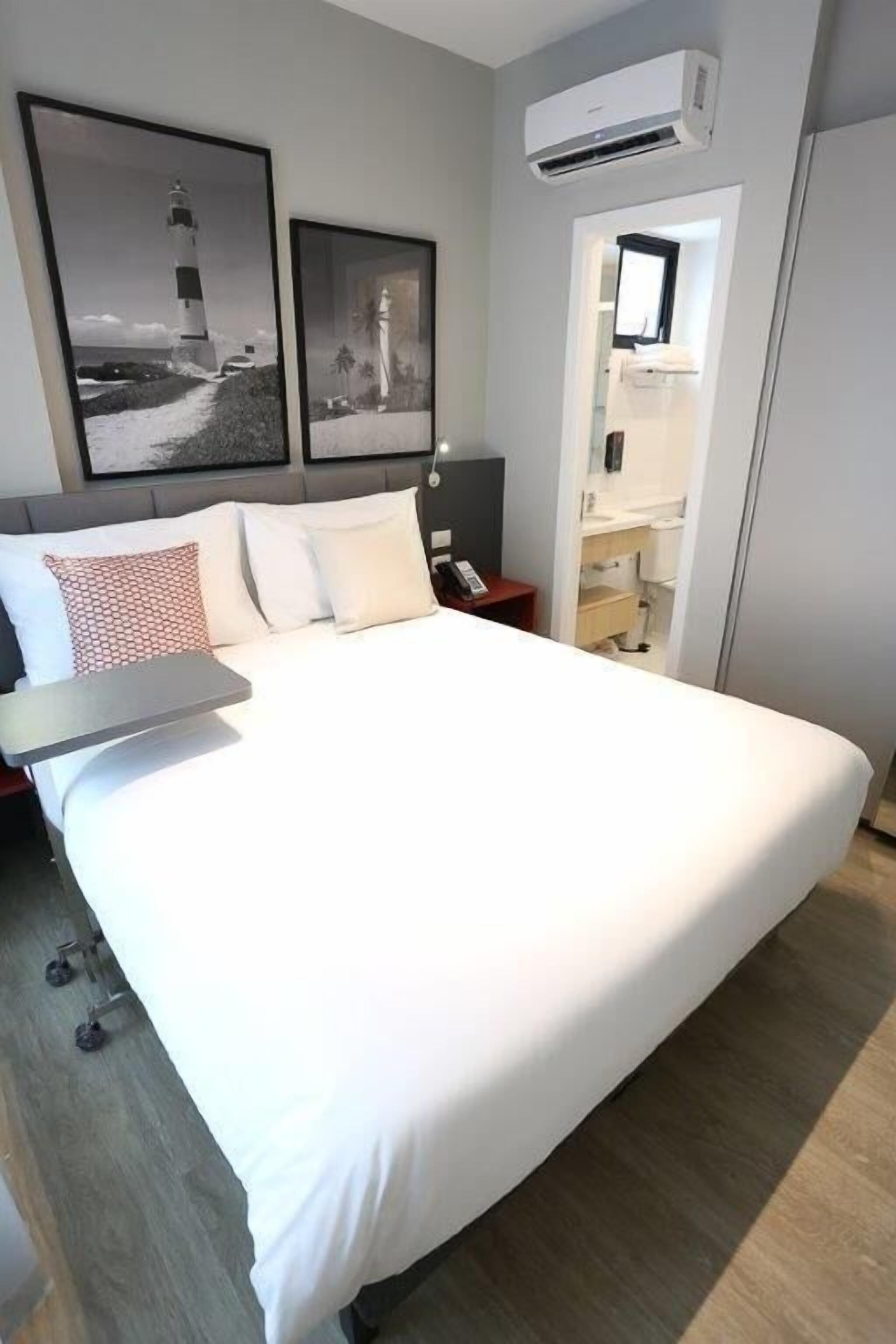 Minibar, tabla de planchar con plancha, wifi gratis y ropa de cama 