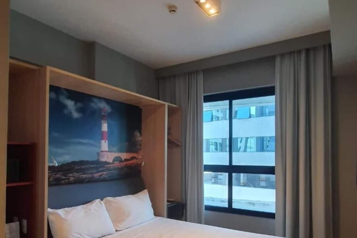 Minibar, iron/ironing board, free WiFi, bed sheets