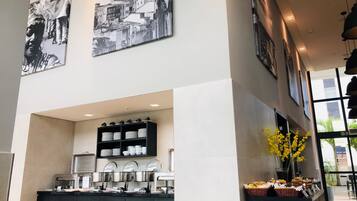 Se ofrece un desayuno bufé todos los días (por un coste adicional)
