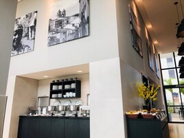 Se ofrece un desayuno bufé todos los días (por un coste adicional)