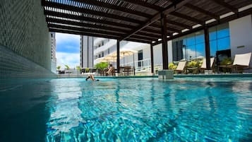 Hồ bơi ngoài trời, ghế dài tắm nắng