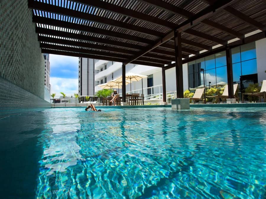 Kolam renang outdoor, dengan kursi berjemur