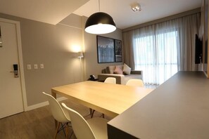 Standard Double Room | Makan dalam bilik