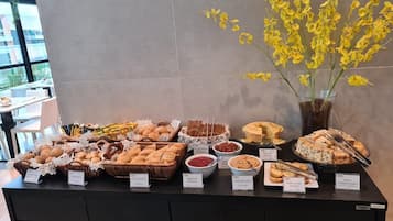 Café da manhã com buffet todos os dias mediante uma taxa