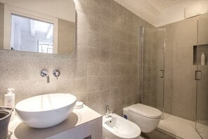 Een douche, een haardroger, handdoeken