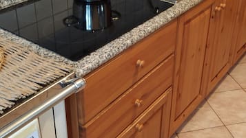 Frigorífico, horno, placa de cocina y lavavajillas