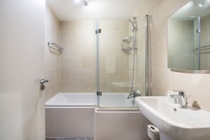 Douche, séchoir à cheveux, shampooing