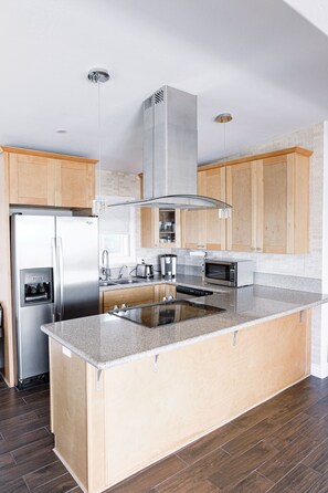 Kjøleskap, mikrobølgeovn, ovn og kokeplater