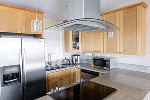 Geladeira, micro-ondas, fogão, cooktop