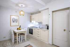 Kylskåp, ugn, kaffe- och tebryggare och grytor/köksredskap