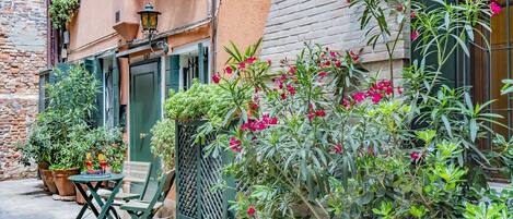 屋外ダイニングエリア