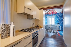 Kühlschrank, Ofen, Geschirrspüler, Wasserkocher mit Kaffee-/Teezubehör