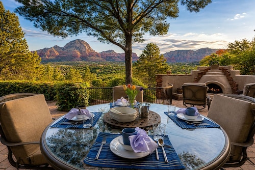 Experience luxury at Sedona Jewel, a spacious 3BR home with panoramic red rock views.