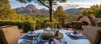 Experience luxury at Sedona Jewel, a spacious 3BR home with panoramic red rock views.