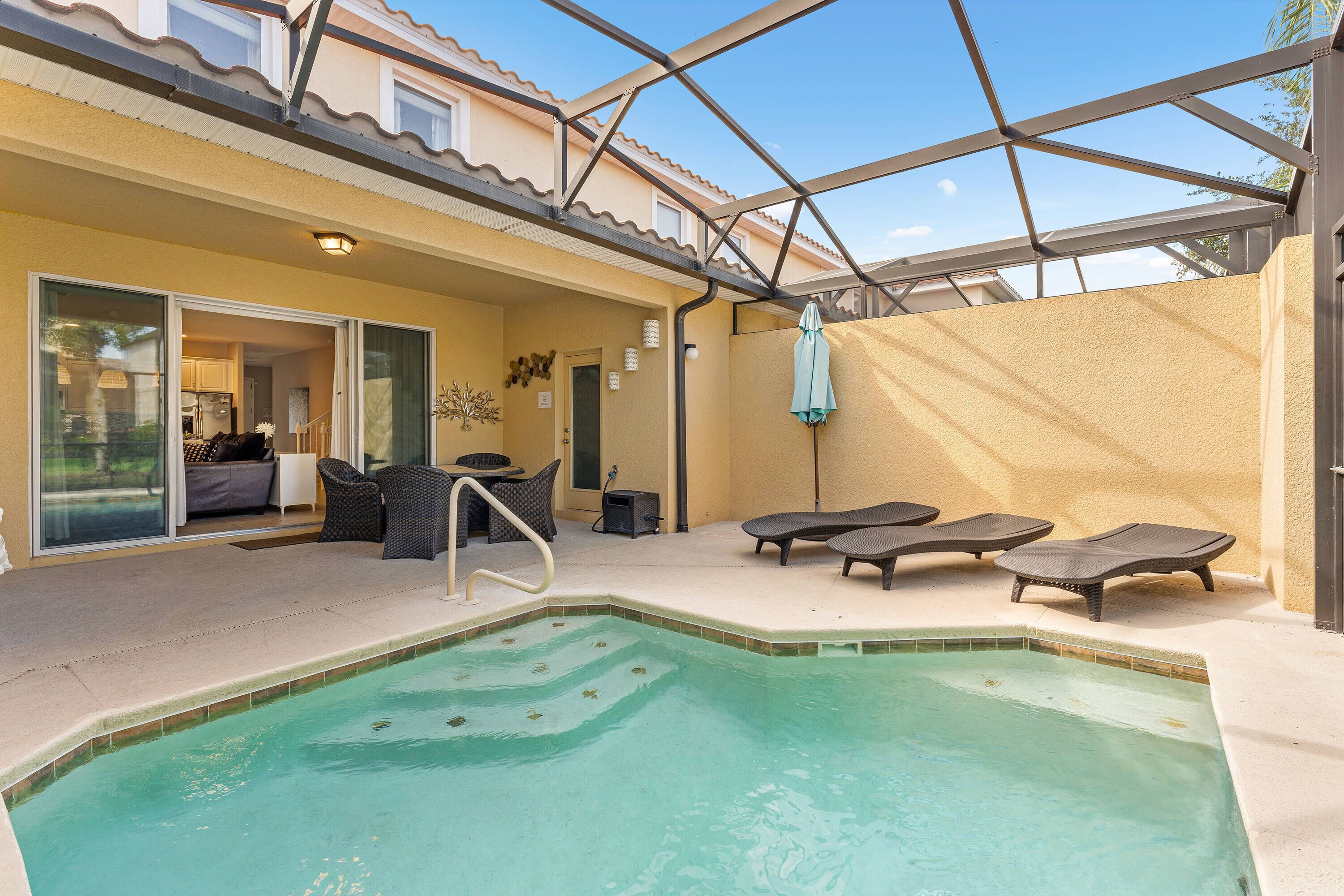 Beautiful decor 4BR townhome at Solterra SR4799