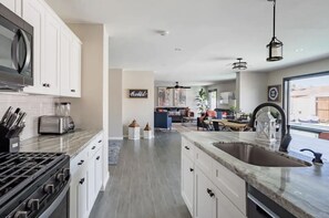 Réfrigérateur, four à micro-ondes, un four, surface de cuisson