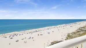 Ein Strand mit weißem Sand, blauem Wasser und blauem Himmel.