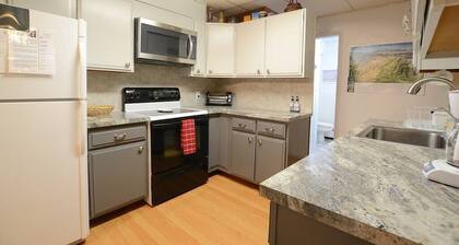 Bear Pause Cottage - 3 bedroom home - walk to town