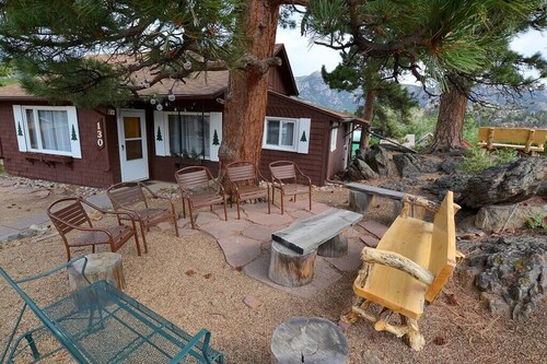 Bear Pause Cottage - 3 bedroom home - walk to town